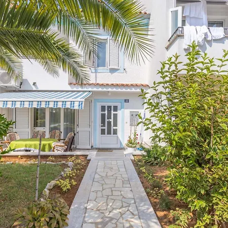 House Sungarden בית נופש